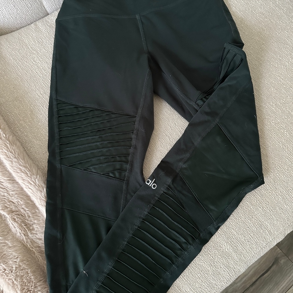FOREST GREEN ALO YOGA PANTS
